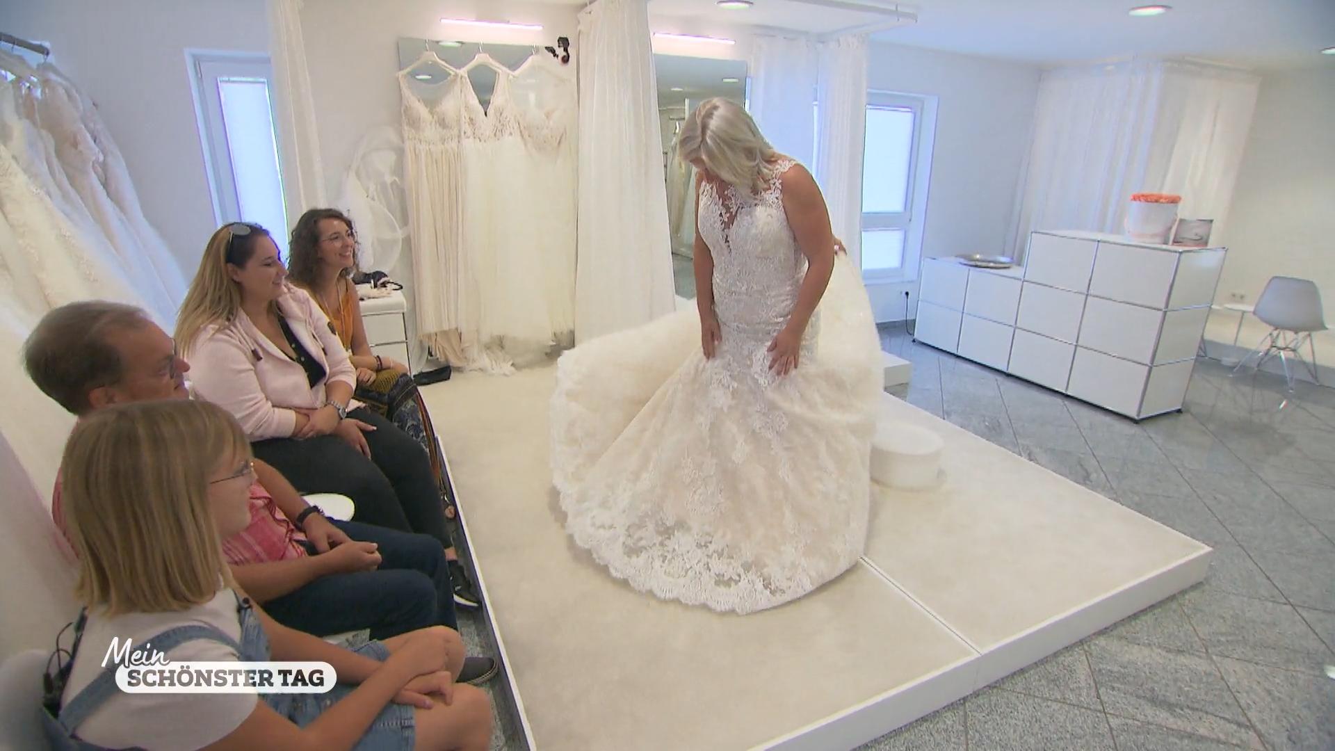 Tinas Traumkleid kommt nicht bei allen gut an