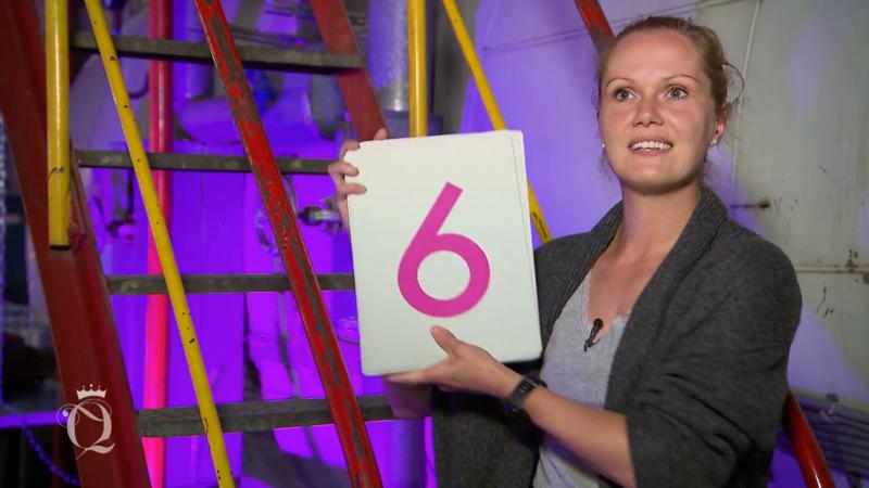 Doros Outfit erinnert an ein "Ballkleid"