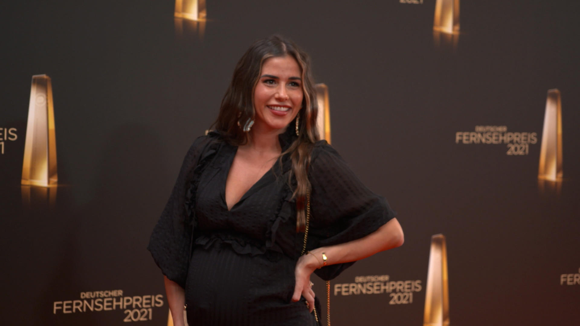Hochschwangere Sarah Engels zeigt Babybauch