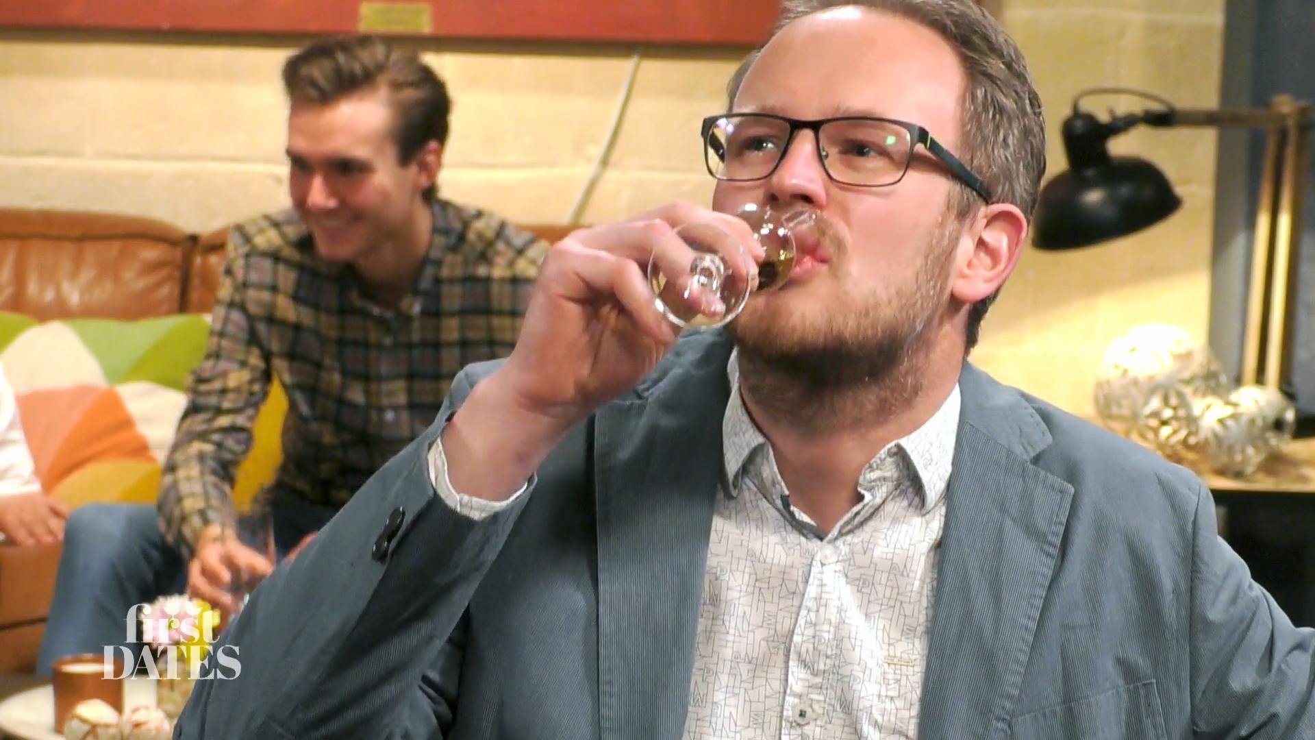 Dennis braucht erstmal einen Schnaps