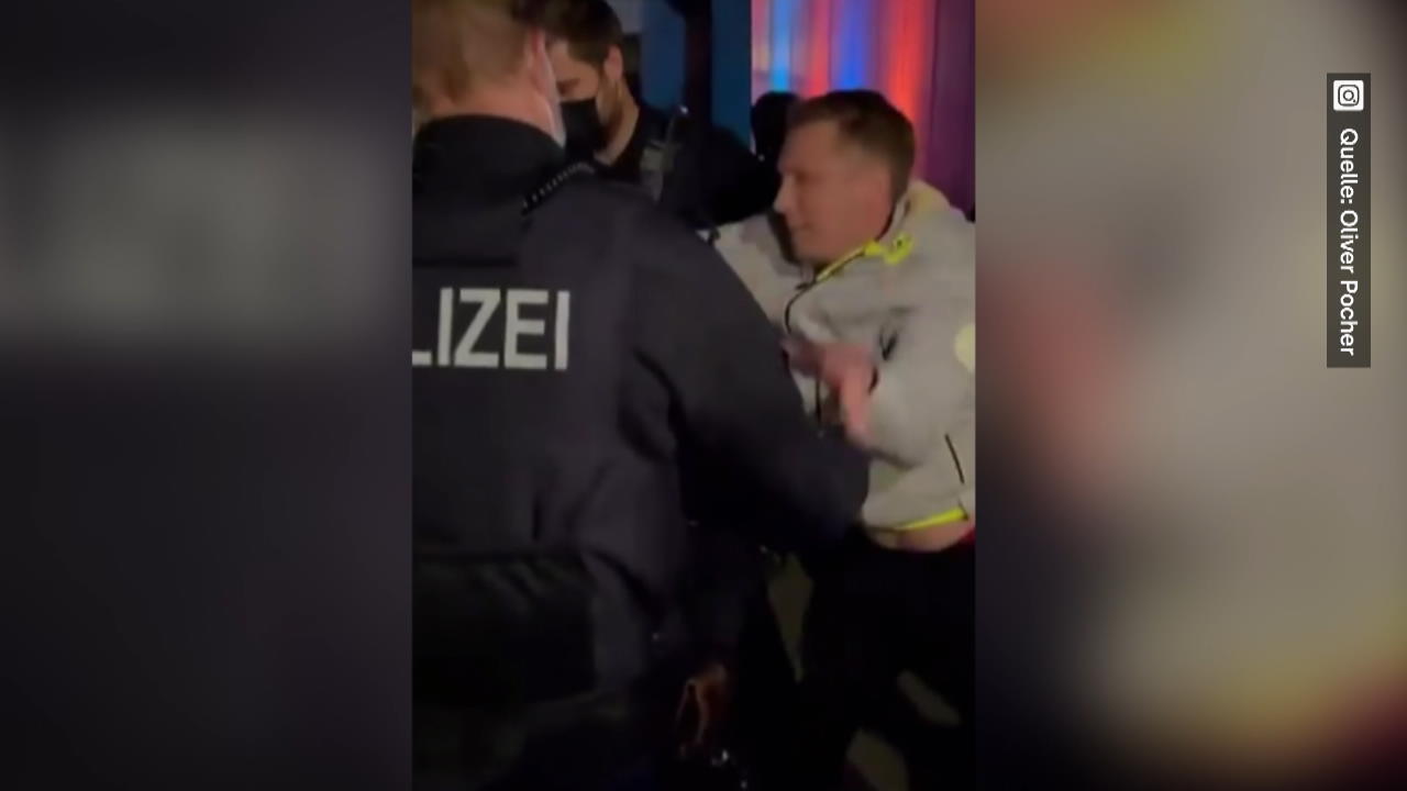 Oliver Pocher wird von der Polizei abgeführt