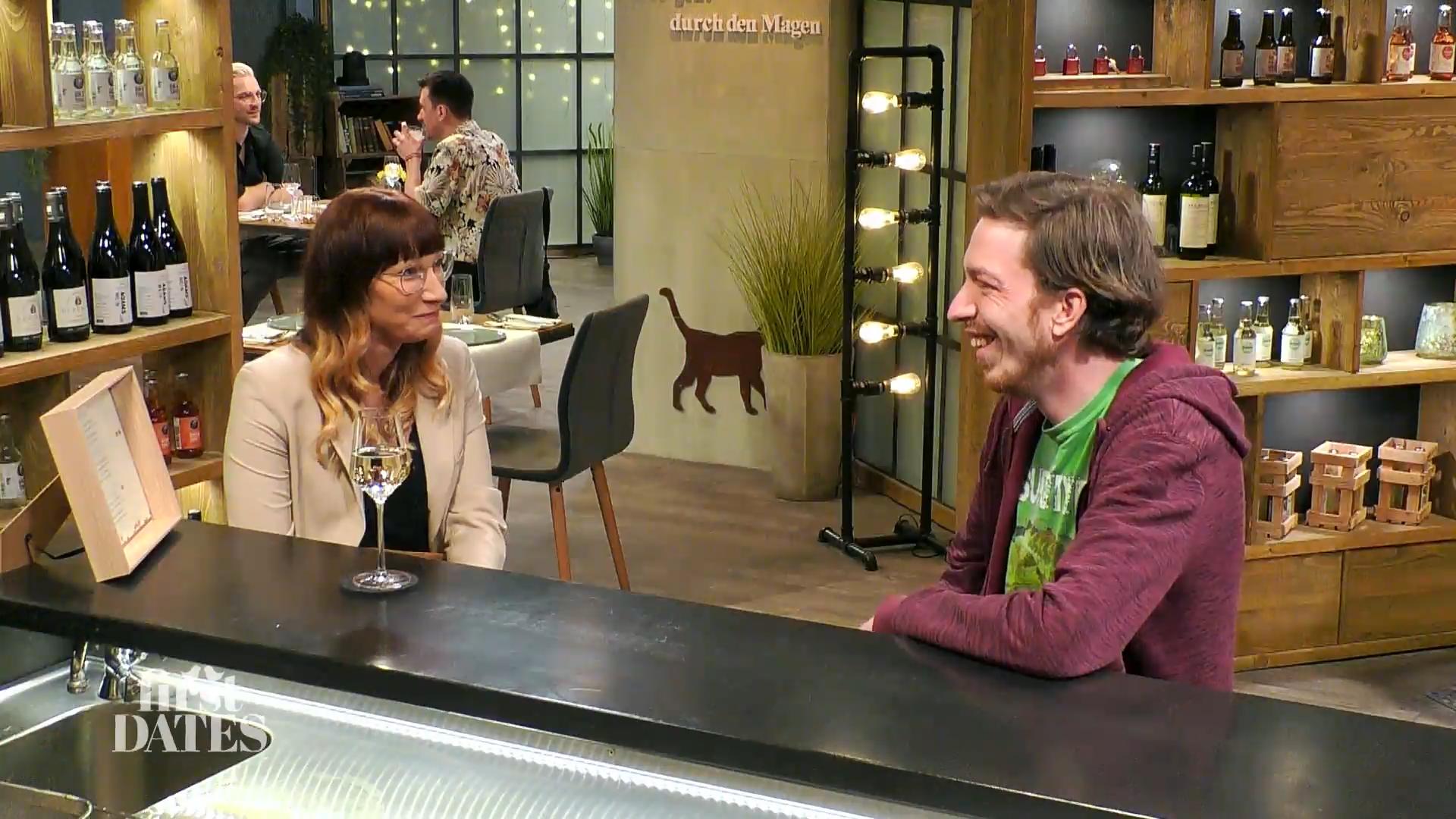 Sabrina und Enzo kommen ins Gespräch
