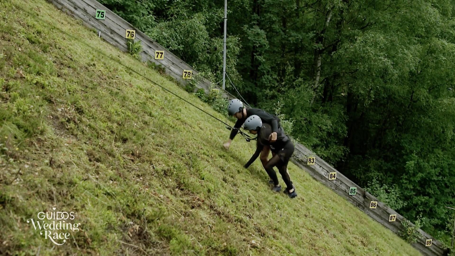 Maria und Stephan müssen eine Skisprungschanze bezwingen