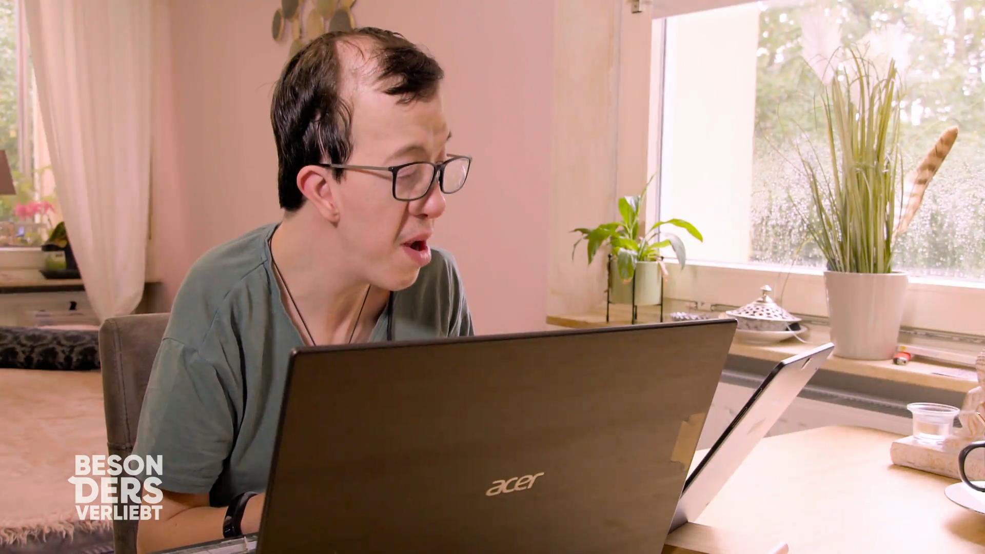Tobias wird auf sein Videodate vorbereitet
