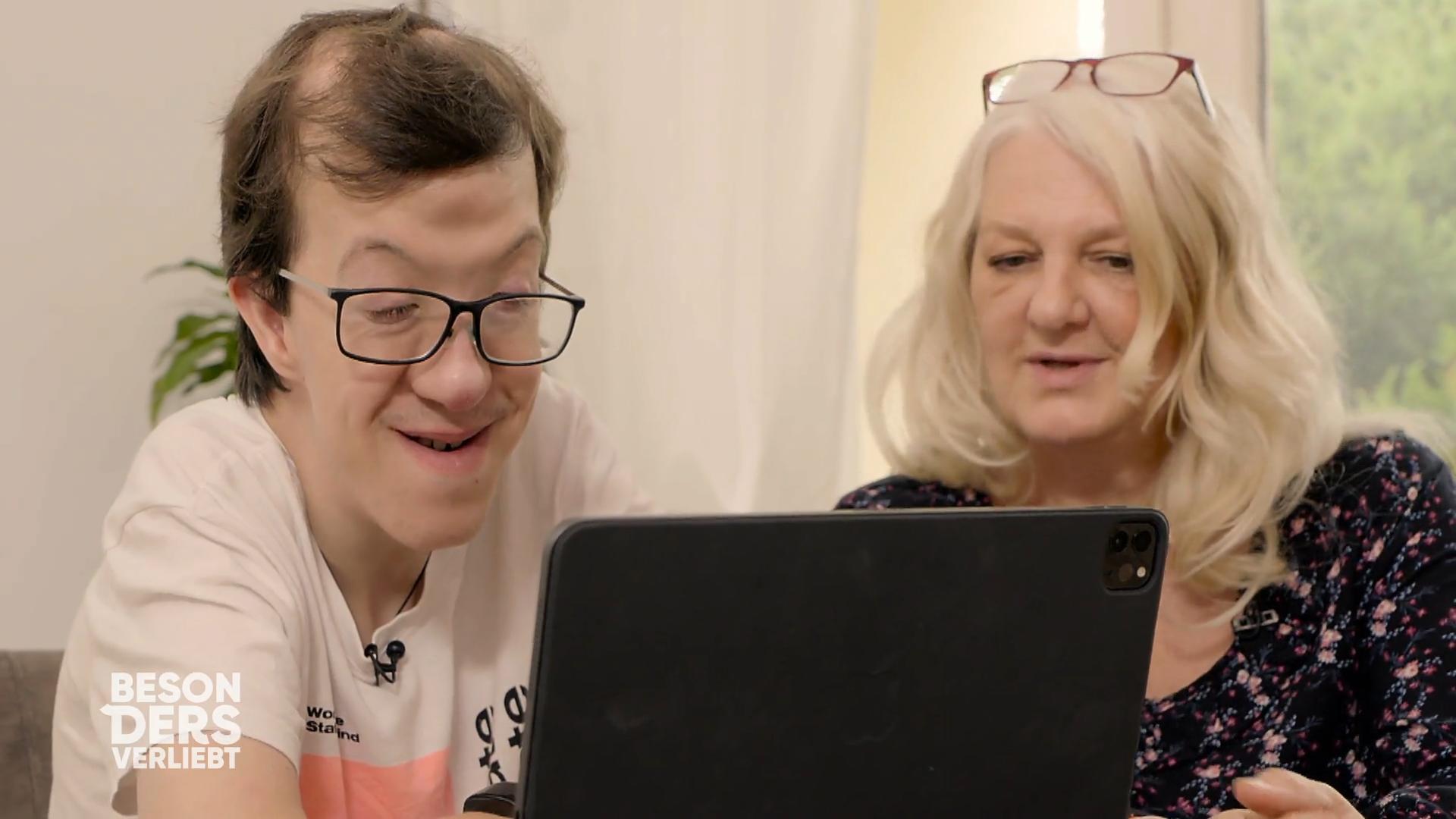 Von der Videonachricht ist Tobias schwer begeistert