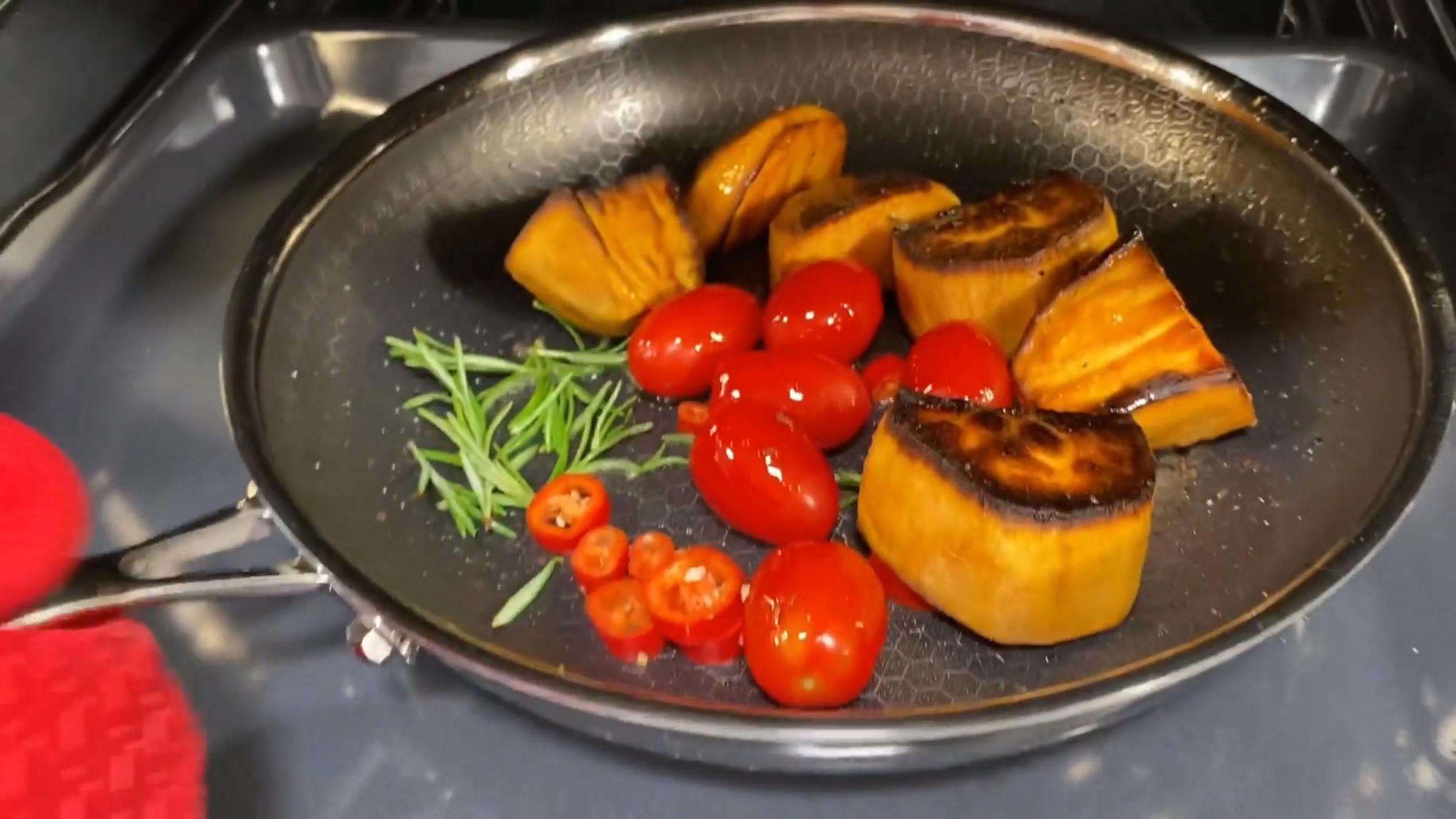 Gebratene Süßkartoffeln mit Tomate und Rosmarin