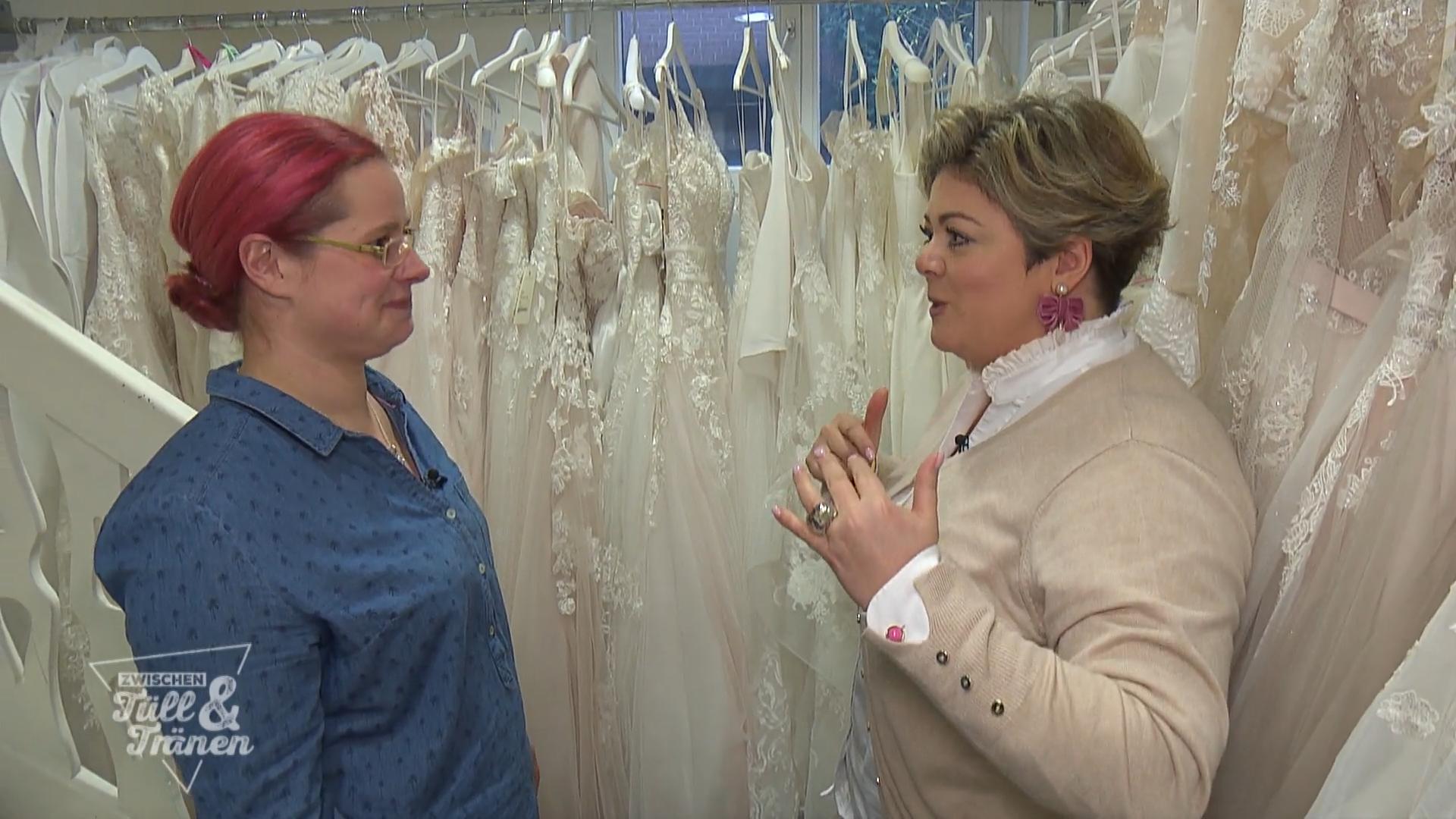 Martina braucht ein Kleid "von der Stange"