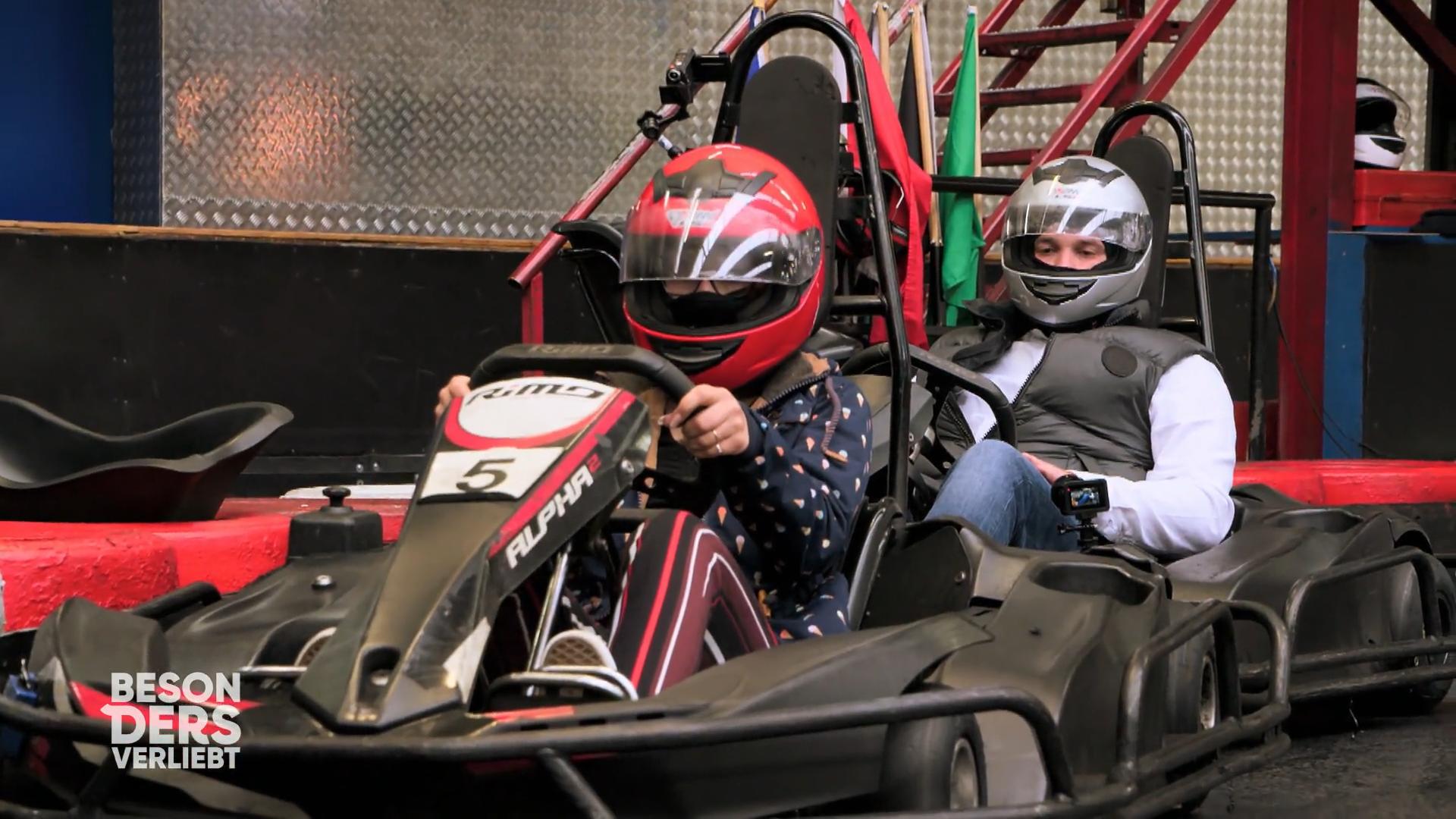 Anna und Gereon daten auf der Kartbahn