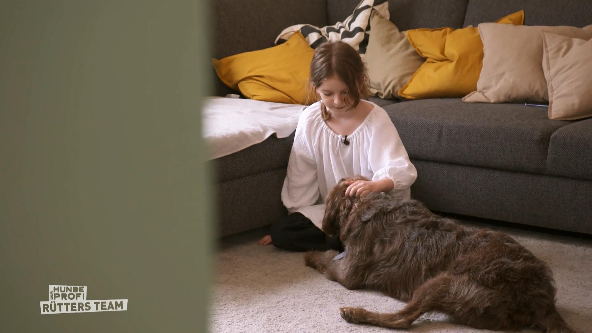 Die kleine Emma und Hund Snopy sind beide blind