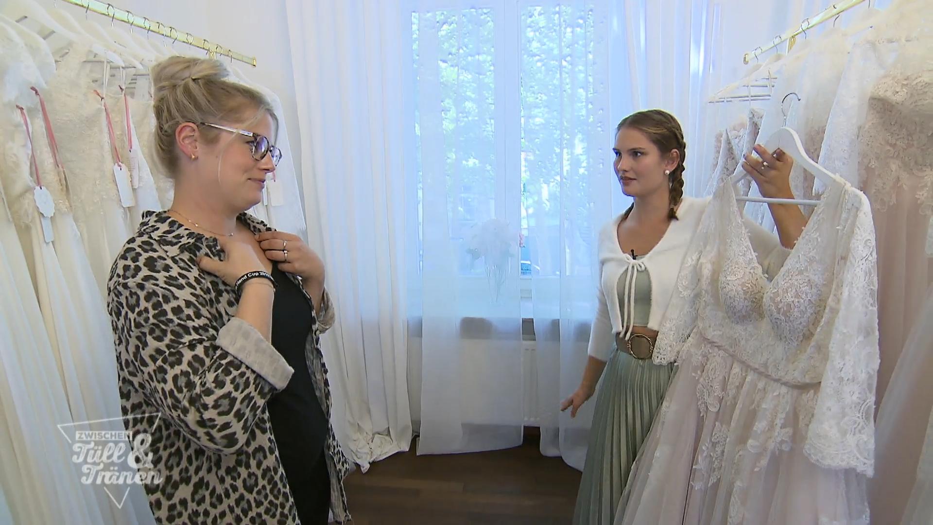 Die Oma spendiert das Kleid