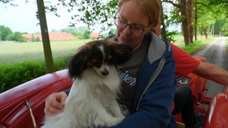 Nach Fahrt im Fahrradkorb geht es jetzt auf den Traktor