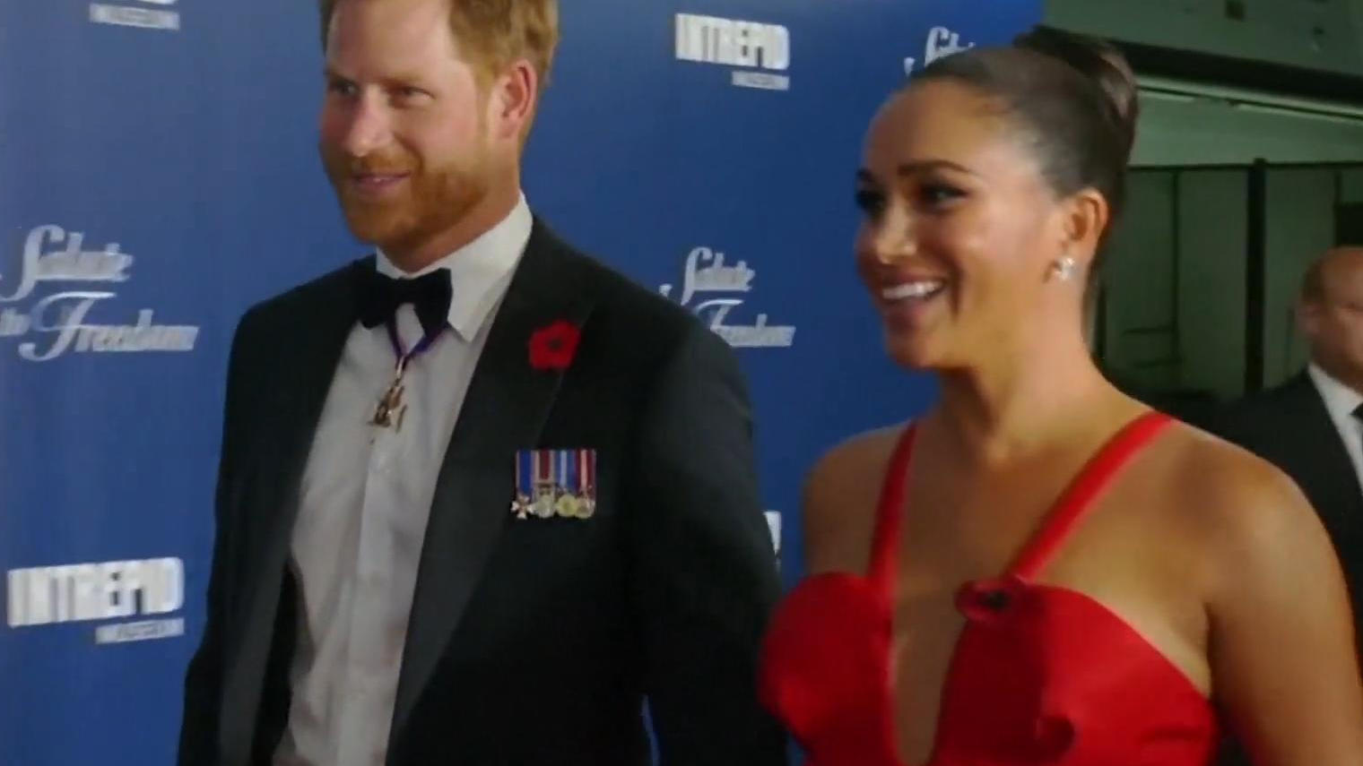 Meghan stiehlt Harry im Mega-Kleid die Show