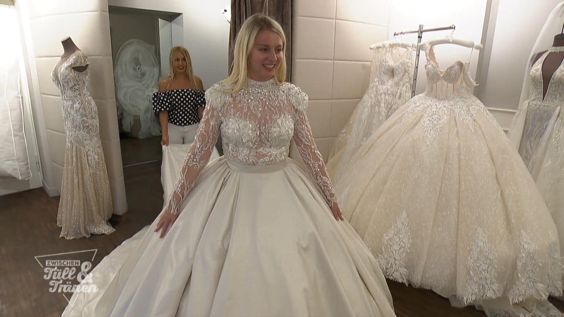 Wird das maßangefertigte Glasperlen-Kleid gefallen?