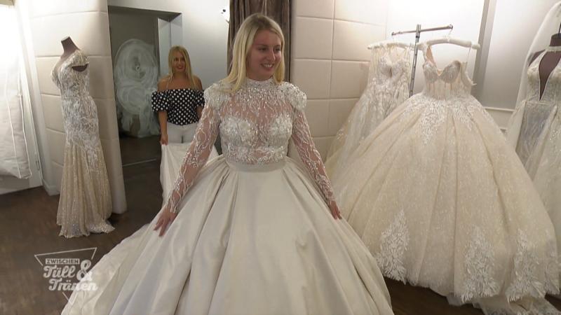 Wird das maßangefertigte Glasperlen-Kleid gefallen?