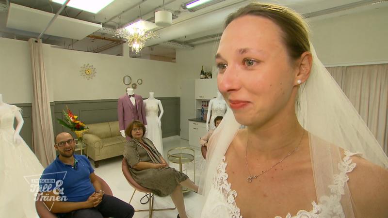 Alisa kann ihre Emotionen nicht mehr zurückhalten