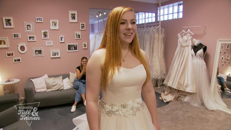 Kimberly hat sich in Hannes Volants-Kleid verliebt