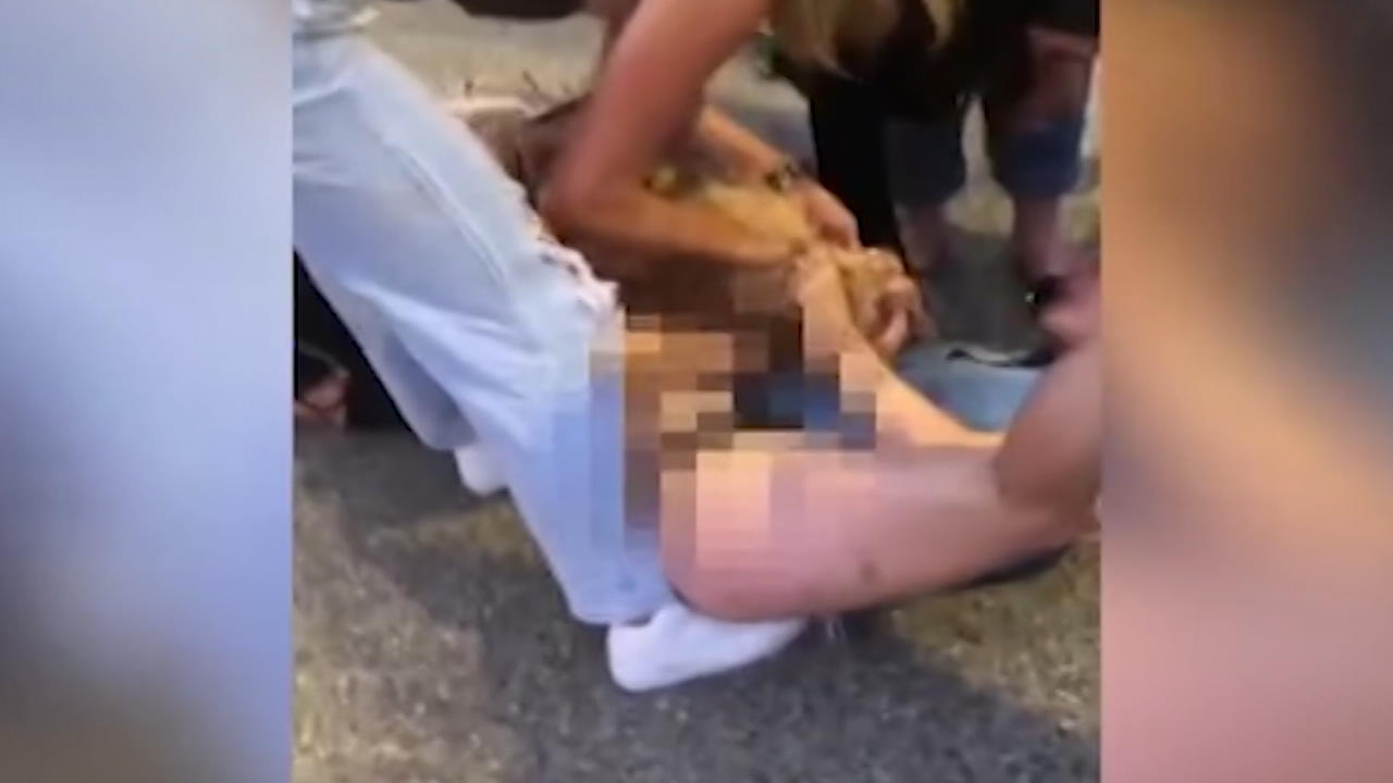 Zwei Frauen prügeln sich