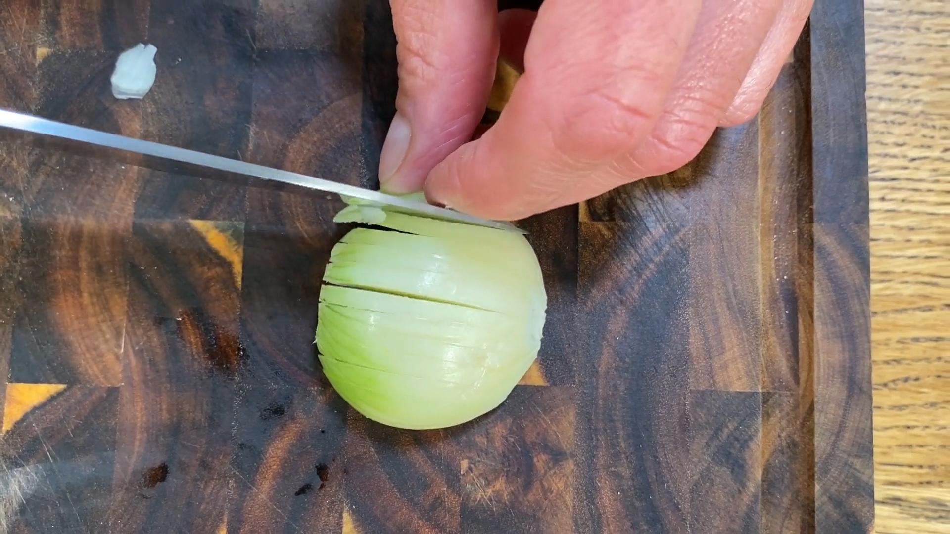 Zwiebeln richtig schneiden: So geht's
