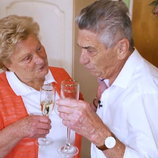 Anni und Gerd lassen endlich die Korken knallen
