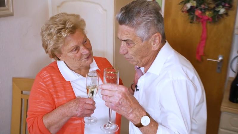 Anni und Gerd lassen endlich die Korken knallen