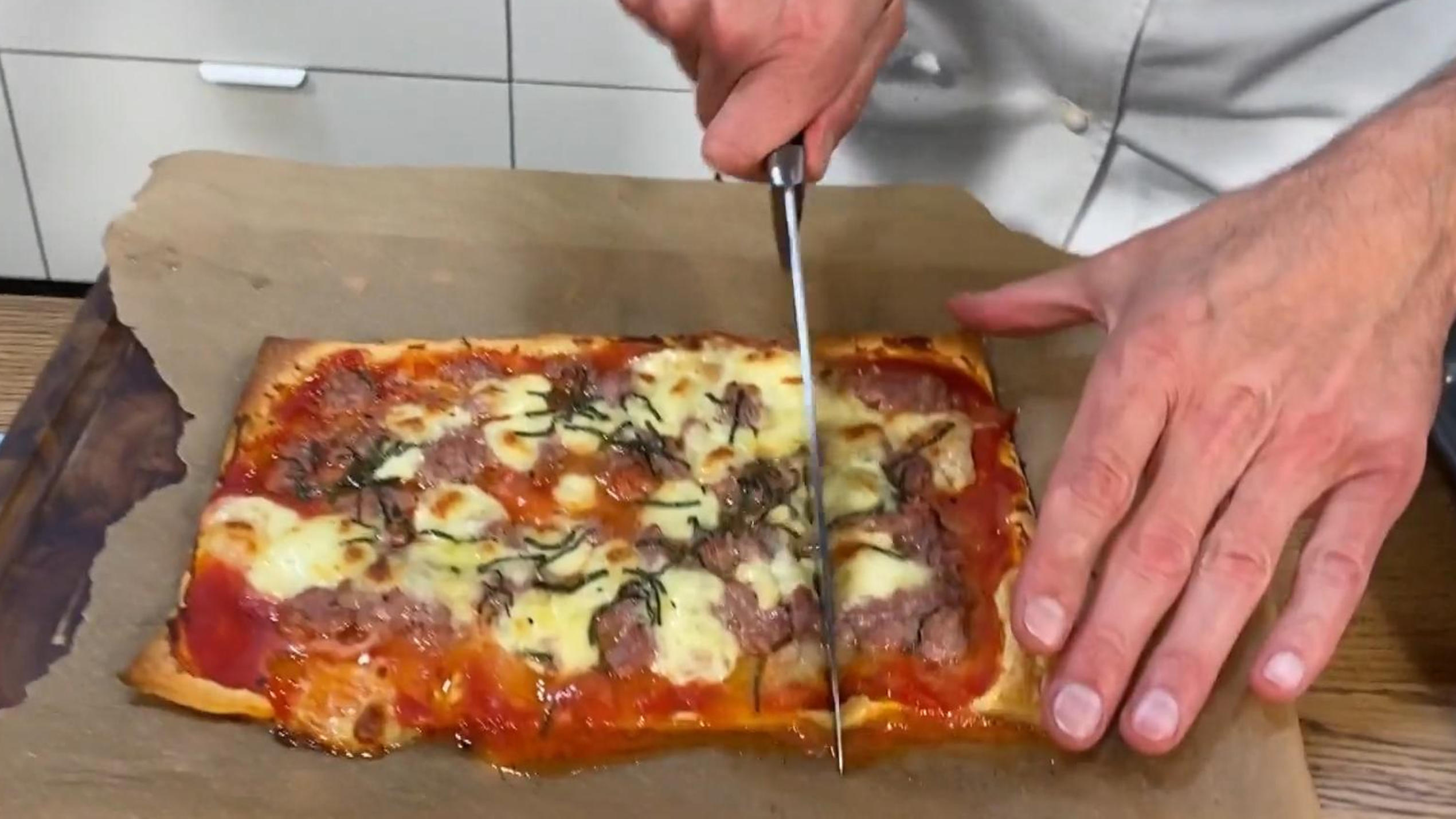 Blätterteig-Pizza mit Salsiccia und Mozzarella