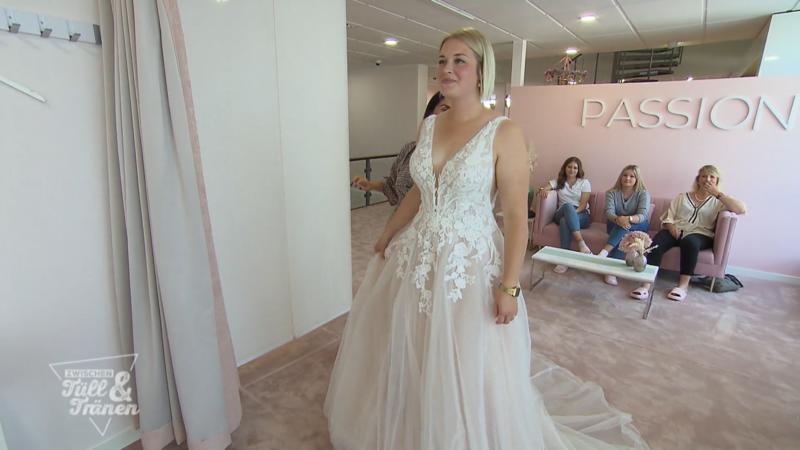 Es überrascht sie, wie sehr ihr das Kleid gefällt