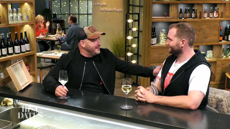 Mike bestellt vor Aufregung immer mehr Gläser Wein