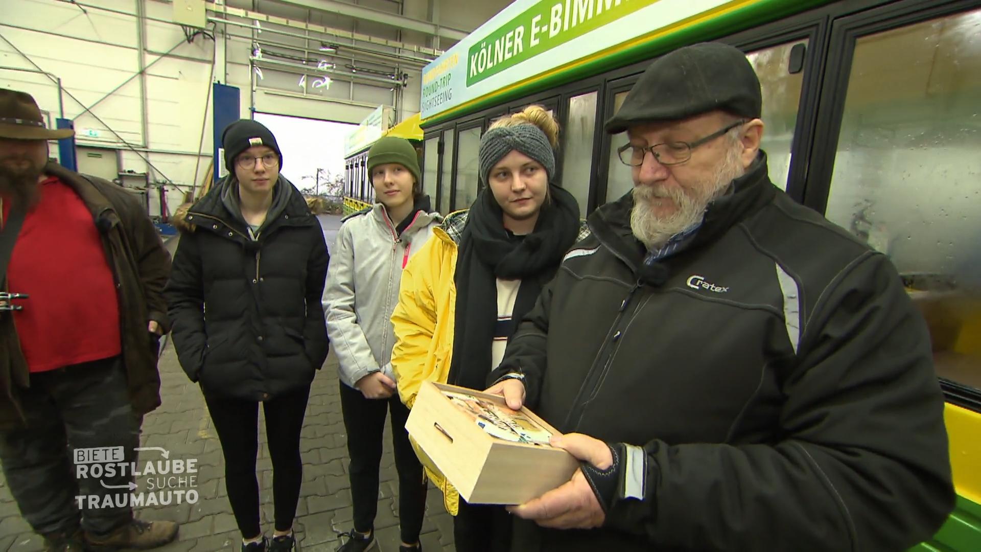 Panagiota übergibt anstatt eines Autos das gesammelte Geld