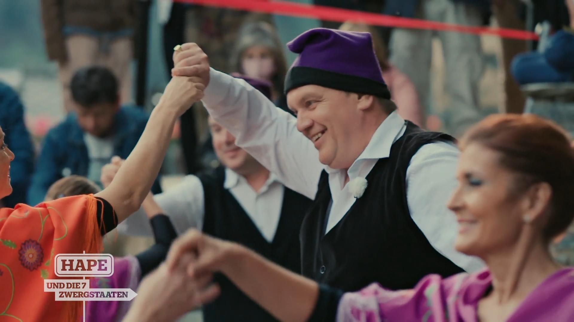 Hape lernt traditionellen Tanz kennen