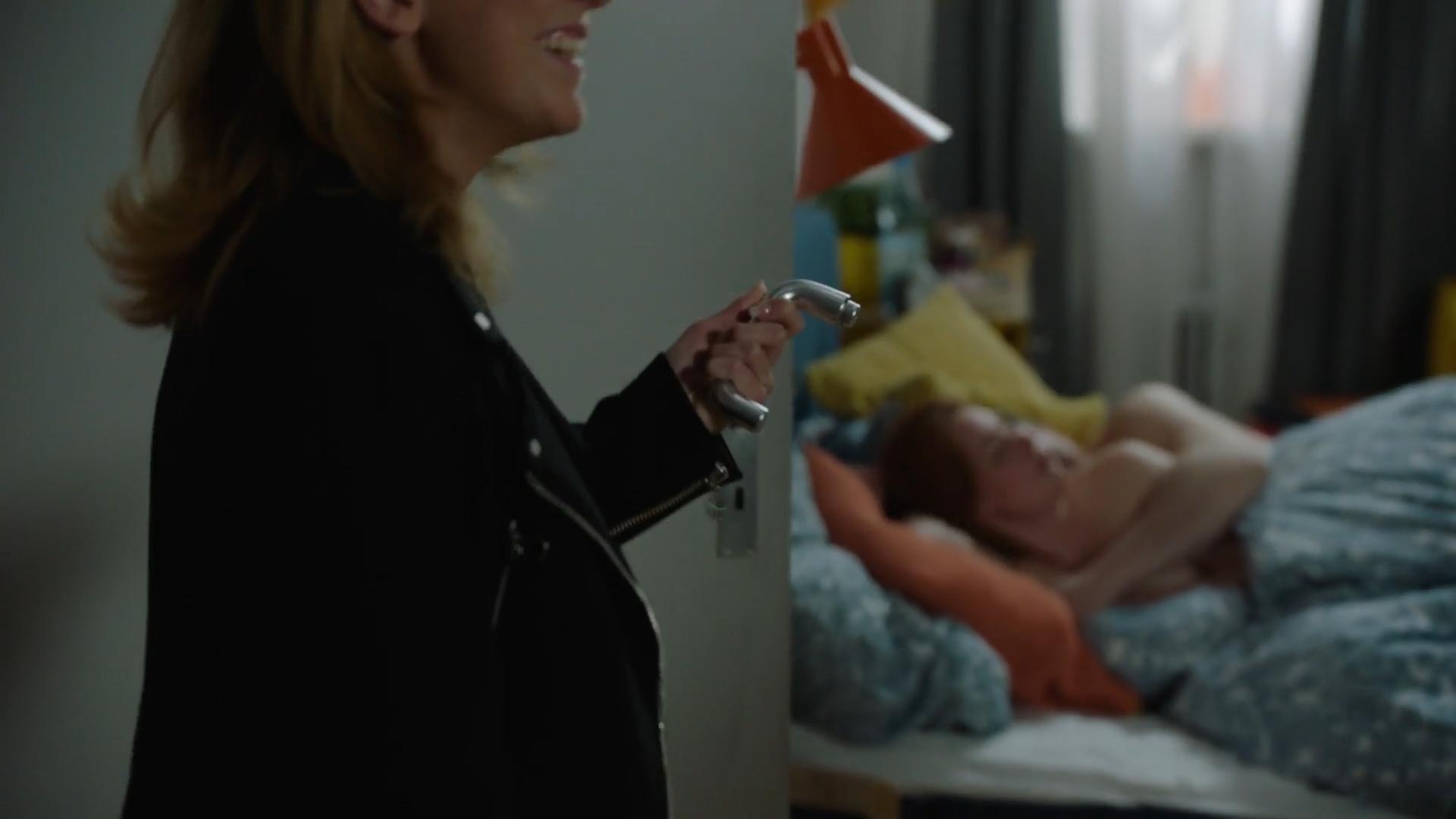 Plötzlich hält Iris Mareike Steen die Türklinke in der Hand