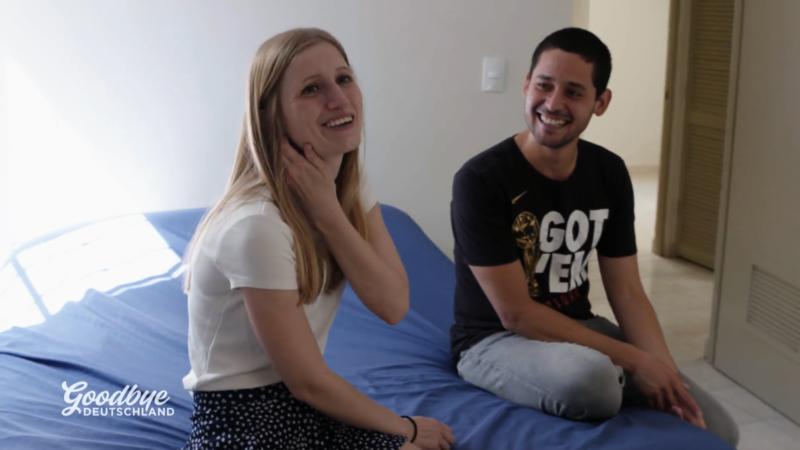 Gitter vor Türen, Fenstern und Stacheln auf den Mauern