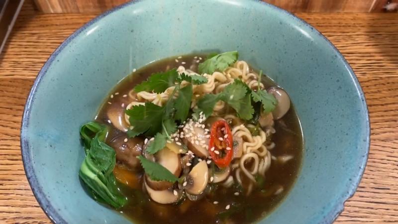 Vegane Asia-Nudelsuppe