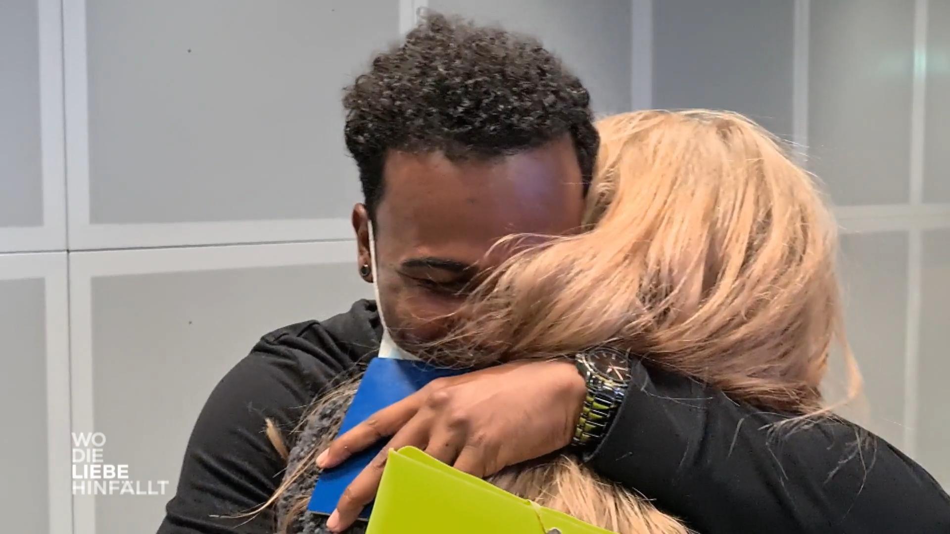 Vanessa bangt am Flughafen