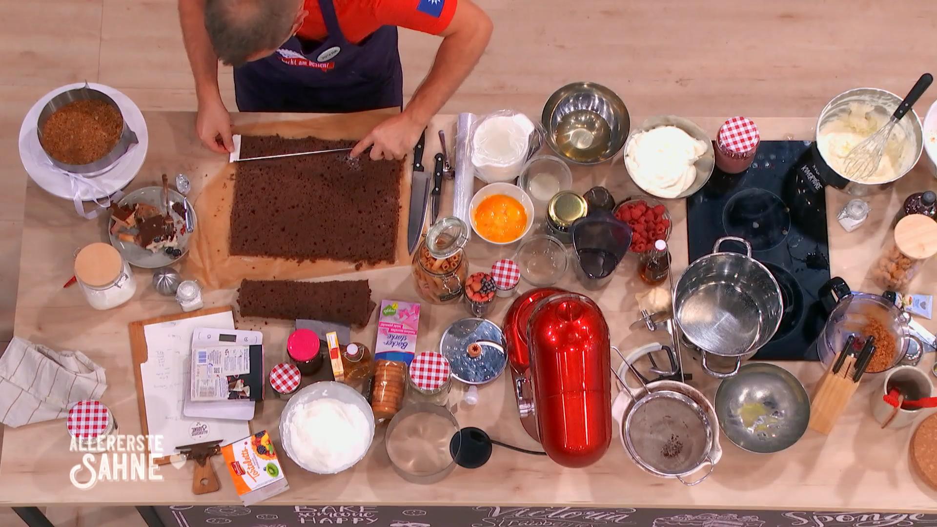 Der Biskuitboden wird akribisch abgemessen