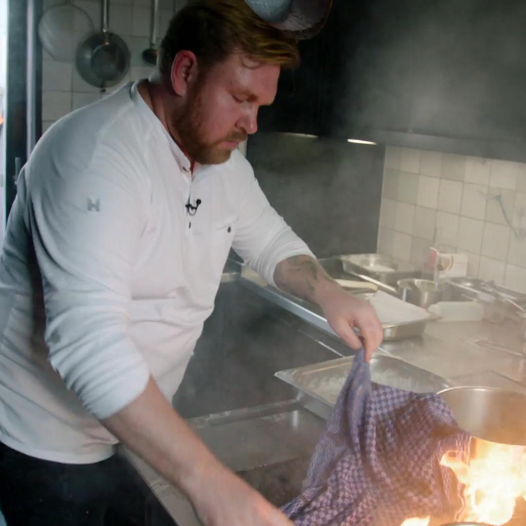 Björn Swanson steckt die Küche in Brand!