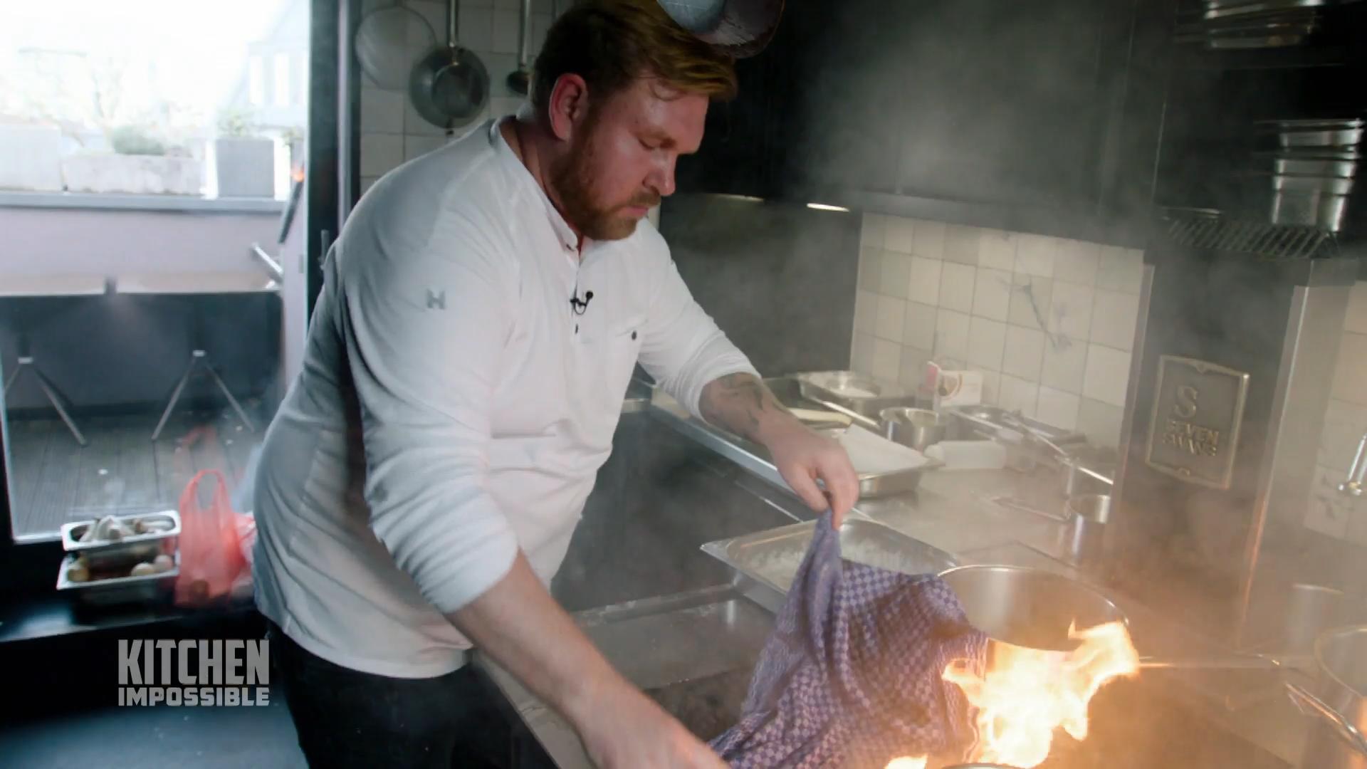 Björn Swanson steckt die Küche in Brand!
