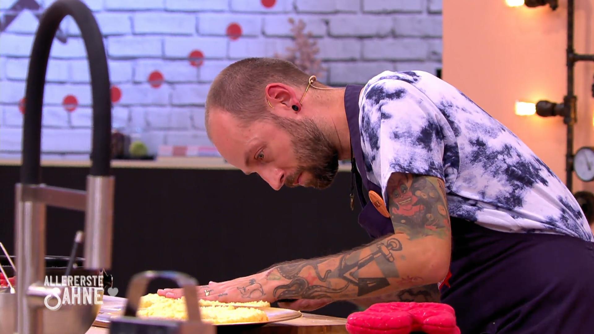 Beim Teilen der Biskuitböden ist Maßarbeit gefragt