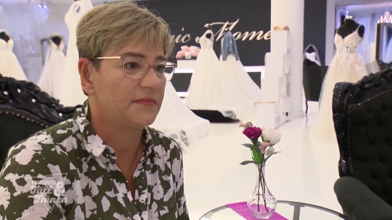 Heidi hat schon zehn Kleider anprobiert