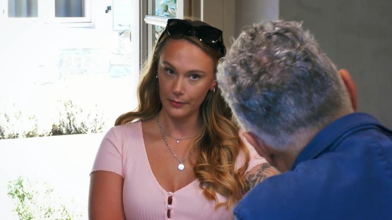 Celina zeigt Roland ihr Tattoo