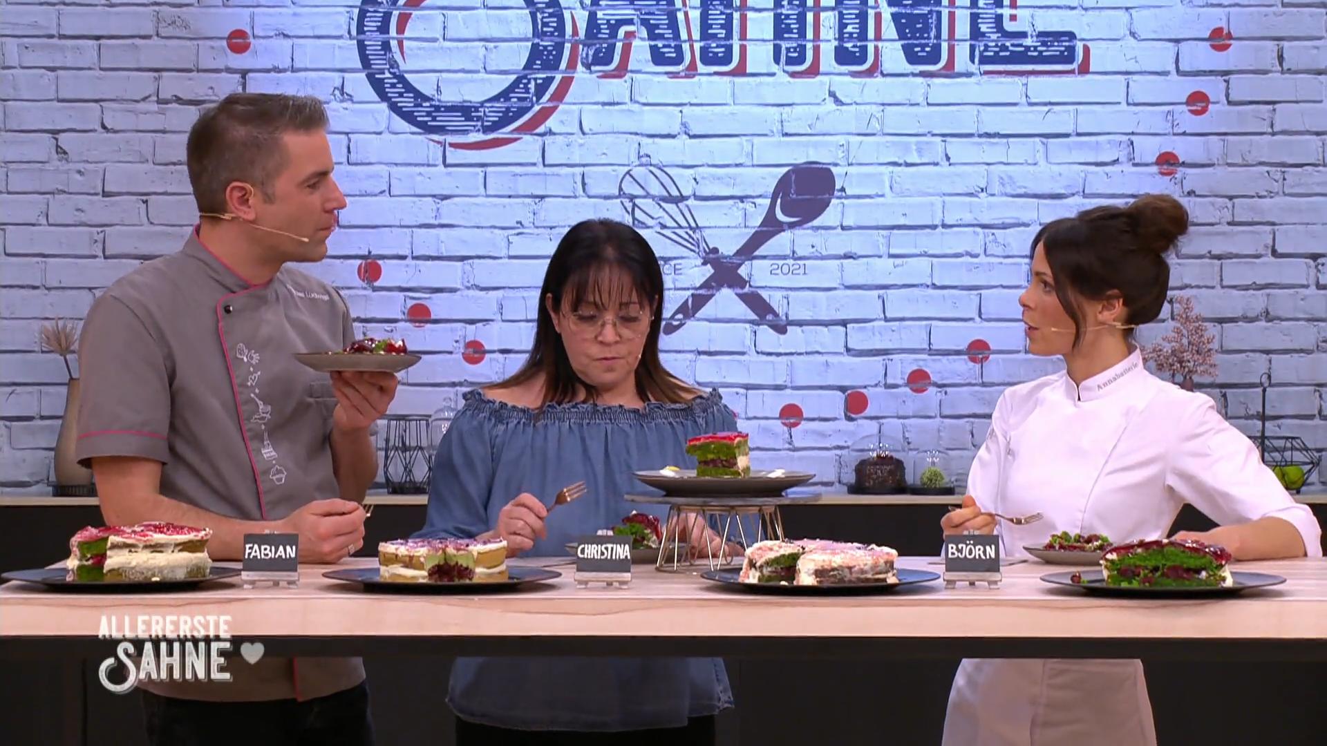 Die Jury nimmt die Torten haargenau unter die Lupe