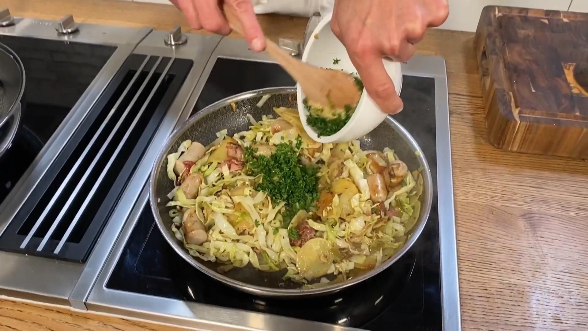 Bratwurstpfanne mit Spitzkohl