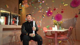 Tim Mälzer bringt sich in Partylaune