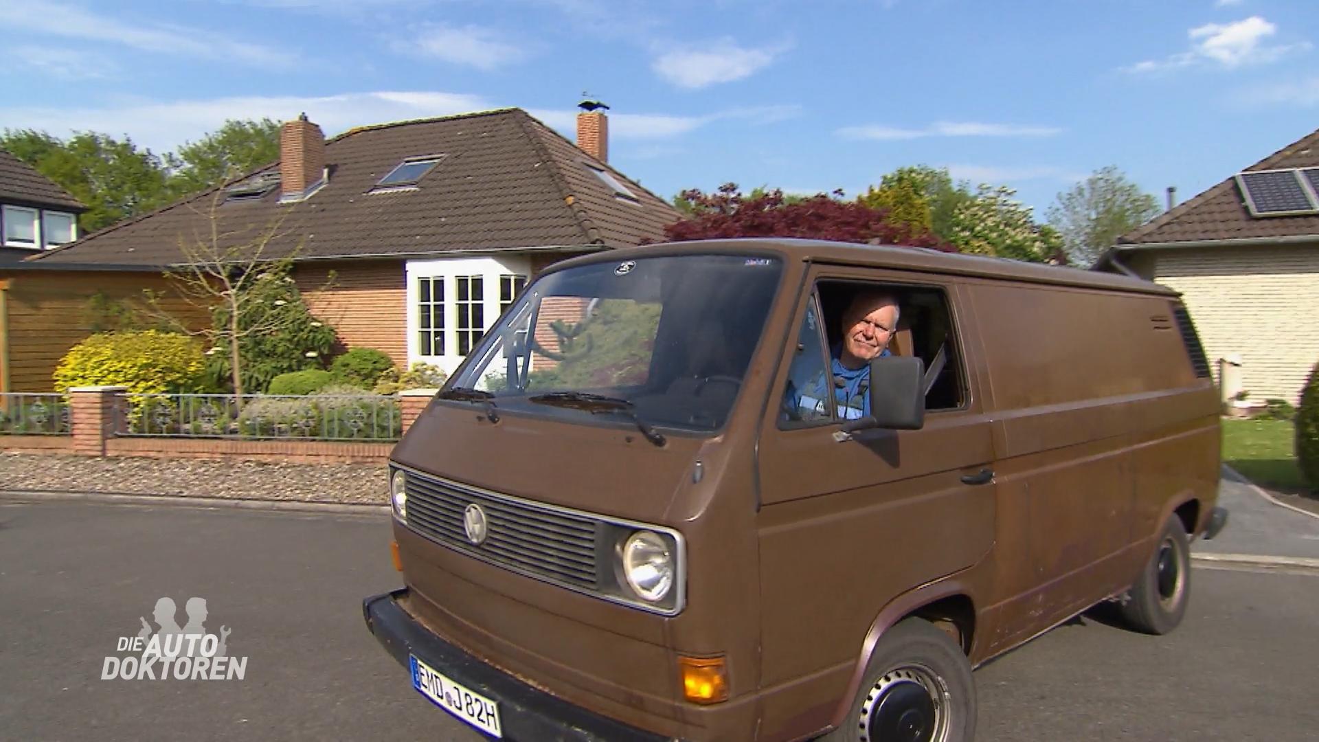 Autodoktoren auf Tour mit altem VW Bus