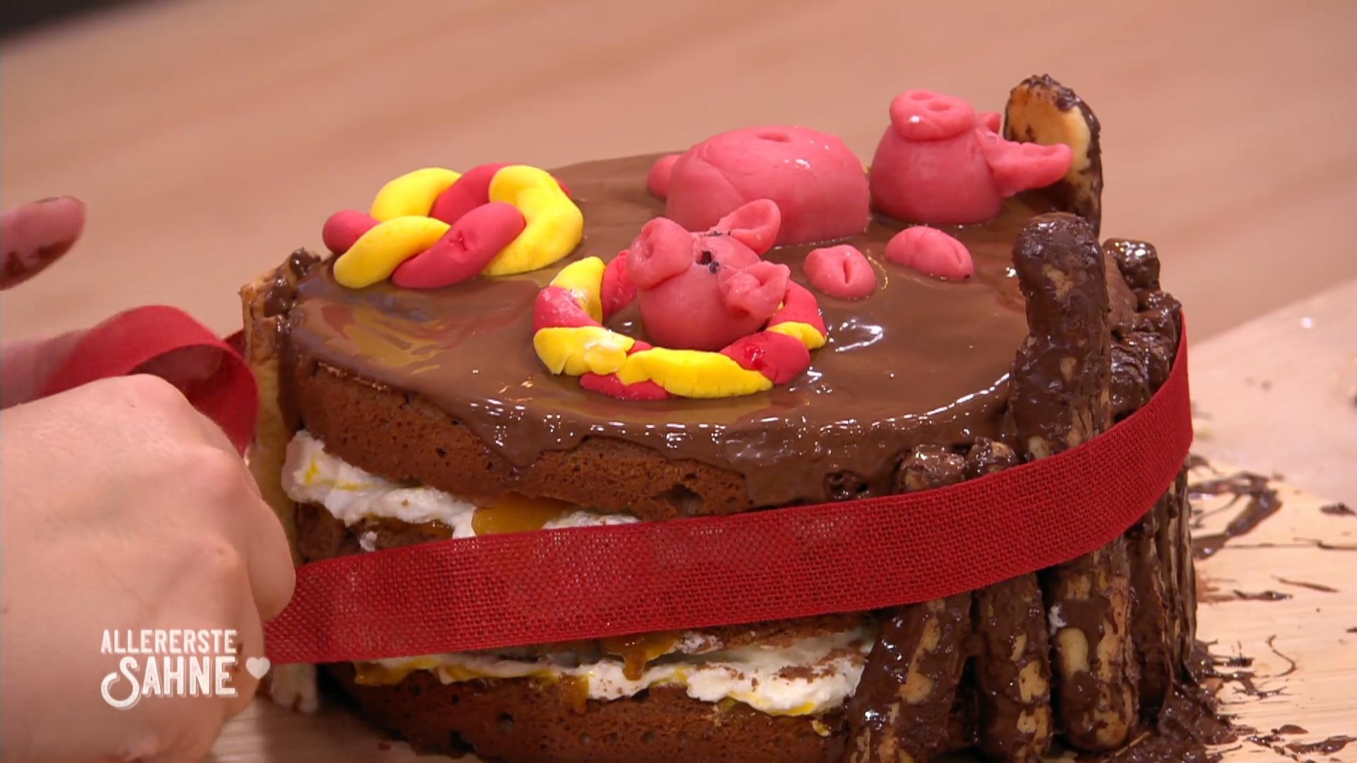 Die Marzipanschweine wollen in ihren Schoko-Pool