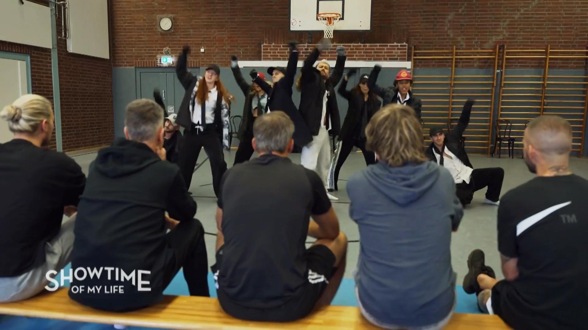 Die Männer lernen ihre Choreographie kennen