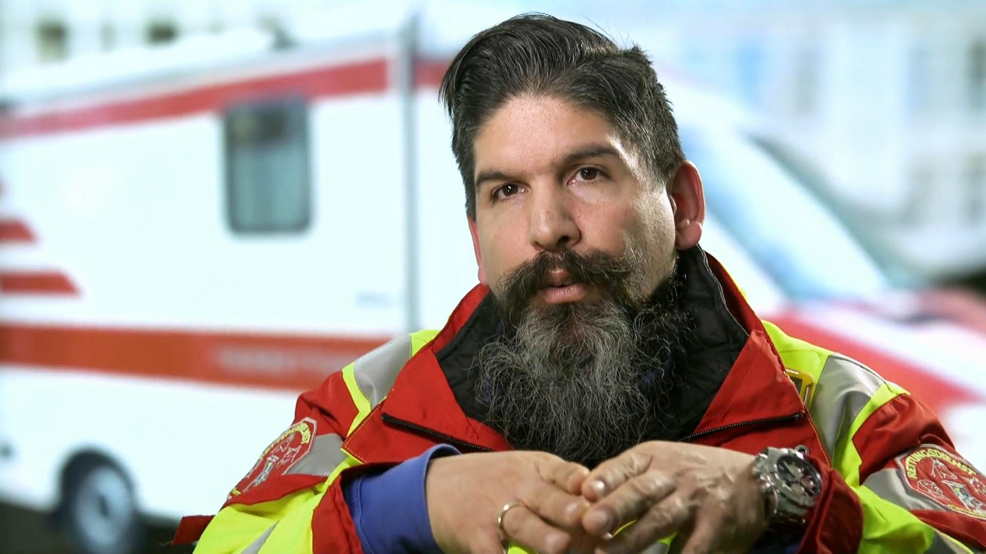 Der Schäferhund wehrt sich mit allen Pfoten