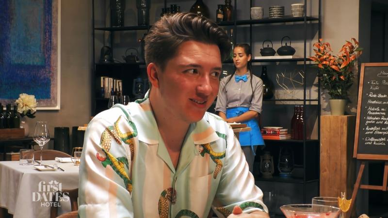 Luis kann seine Augen nicht von seinem Vater lassen