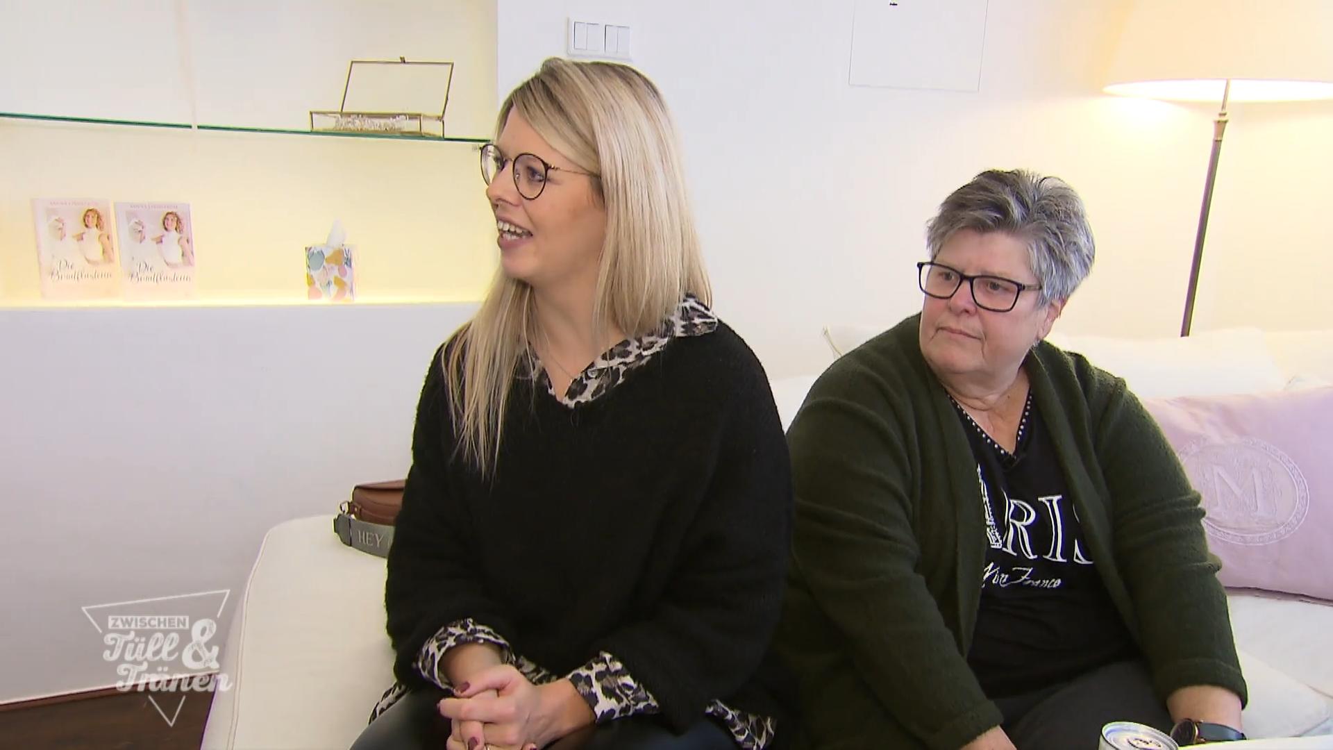 Jennifer kommt mit der Schwiegermutter im Schlepptau
