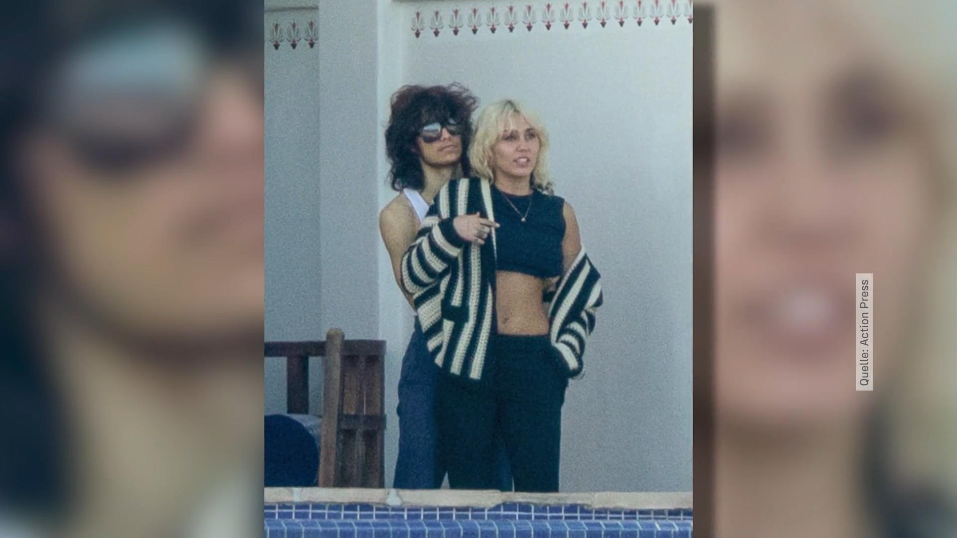 Miley Cyrus & Maxx knutschen im Urlaub