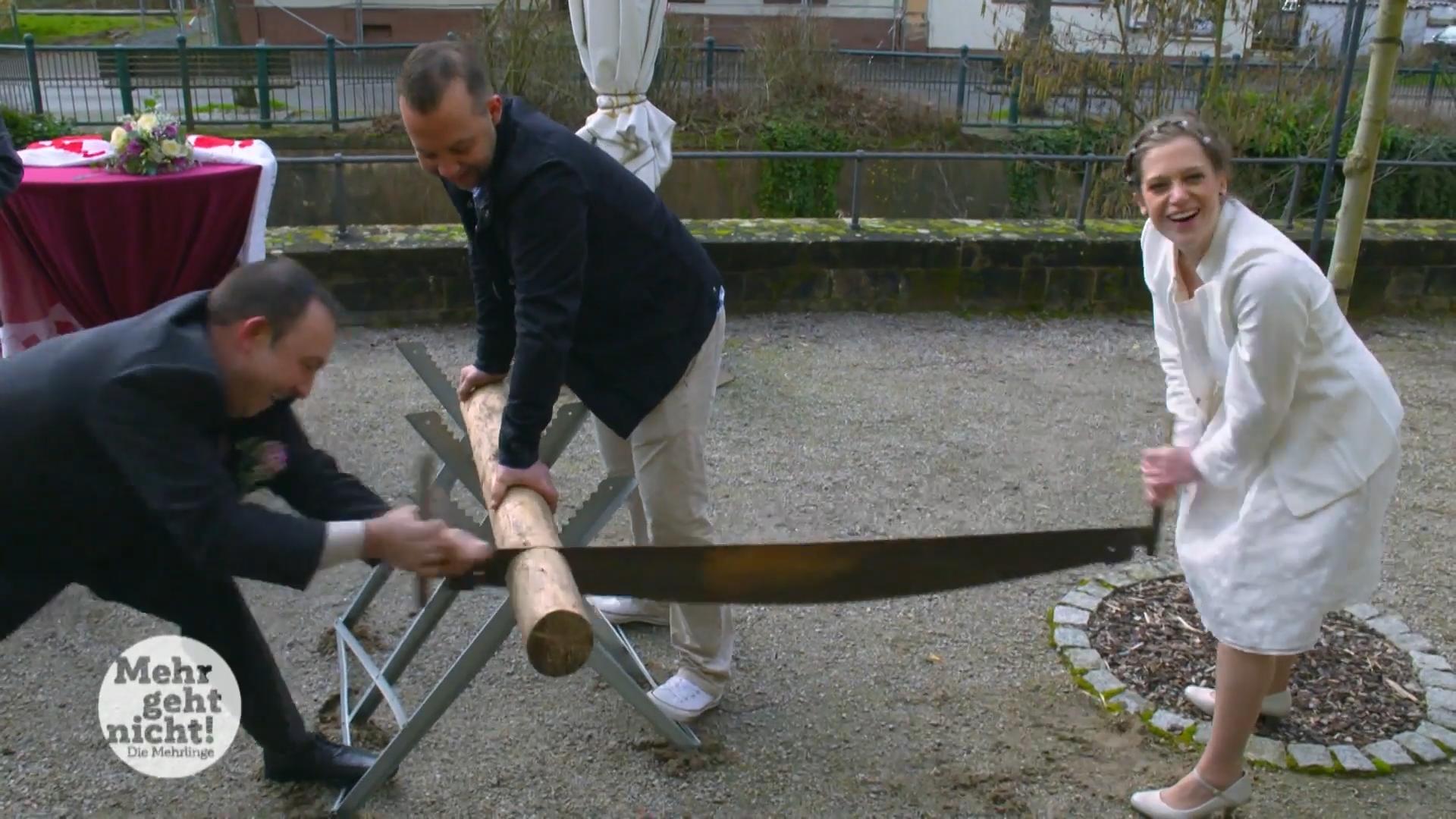 Einen Baumstamm als Test für die Ehe durchsägen
